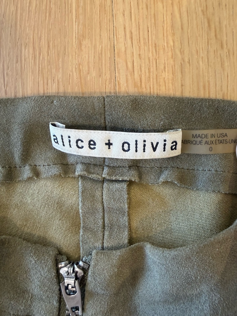 Alice + Olivia Olive Green 100% Lambskin Suede Front Zip Leggings Pants - Size 0 - Picture 2 of 6